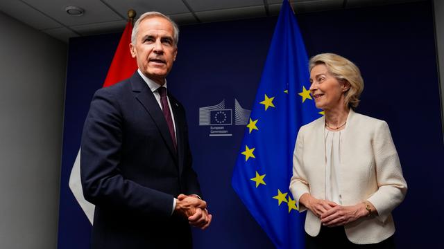 EU-Kommissionspräsidentin Ursula von der Leyen (r.) begrüßt den kanadischen Premierminister Mark Carney im Europäischen Parlament in Straßburg
