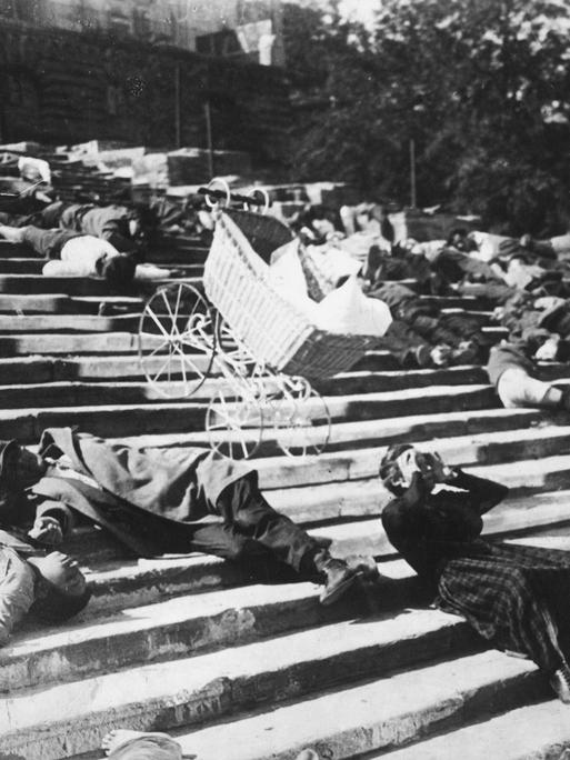 Schwarz-Weiß-Szene aus dem Stummfilm "Panzerkreuzer Potemkin": Auf der Treppe von Odessa liegen zahlreiche niedergeschossene Menschen, zwischen ihnen rollt ein unbeaufsichtiger Kinderwagen die Treppe herunter