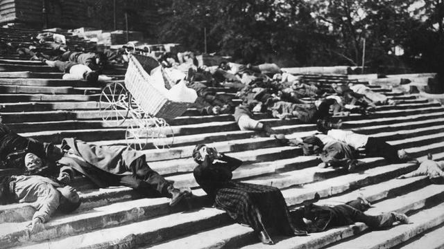 Schwarz-Weiß-Szene aus dem Stummfilm "Panzerkreuzer Potemkin": Auf der Treppe von Odessa liegen zahlreiche niedergeschossene Menschen, zwischen ihnen rollt ein unbeaufsichtiger Kinderwagen die Treppe herunter