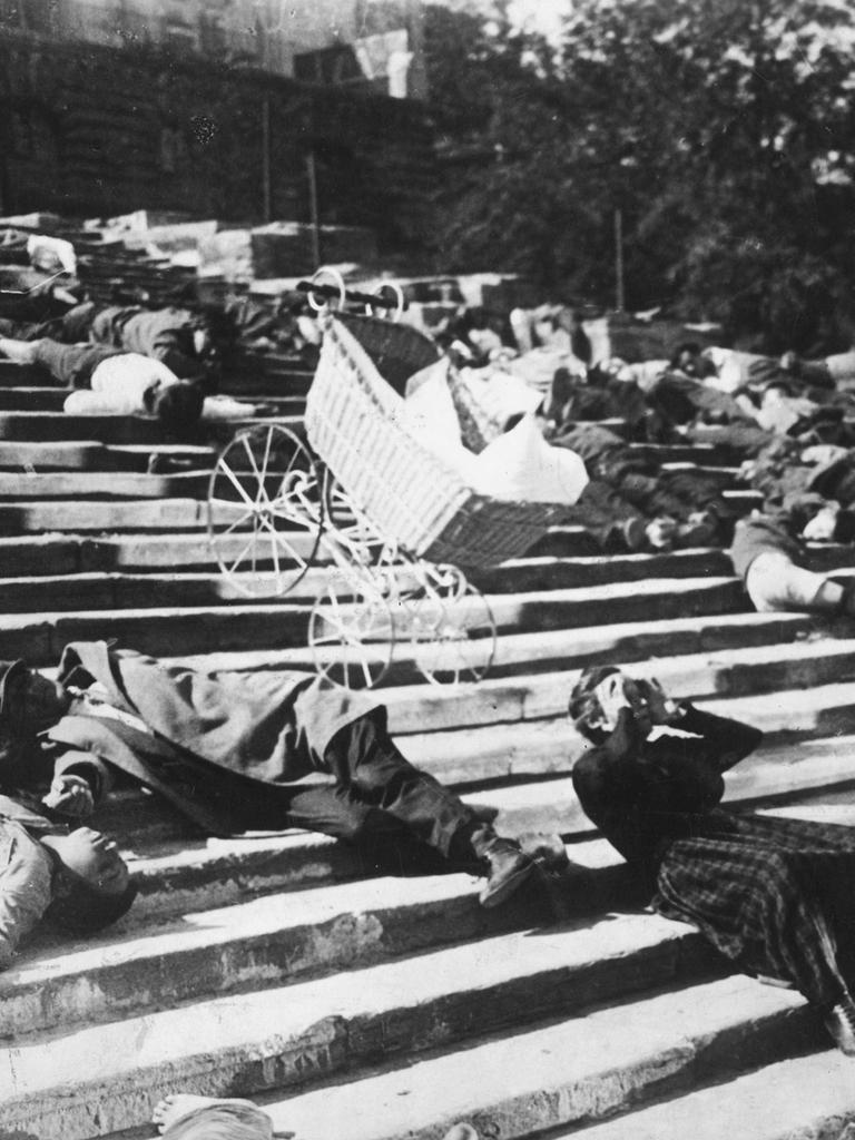 Schwarz-Weiß-Szene aus dem Stummfilm "Panzerkreuzer Potemkin": Auf der Treppe von Odessa liegen zahlreiche niedergeschossene Menschen, zwischen ihnen rollt ein unbeaufsichtiger Kinderwagen die Treppe herunter Schwarz-Weiß-Szene aus dem Stummfilm "Panzerkreuzer Potemkin": Auf der Treppe von Odessa liegen zahlreiche niedergeschossene Menschen, zwischen ihnen rollt ein unbeaufsichtiger Kinderwagen die Treppe herunter