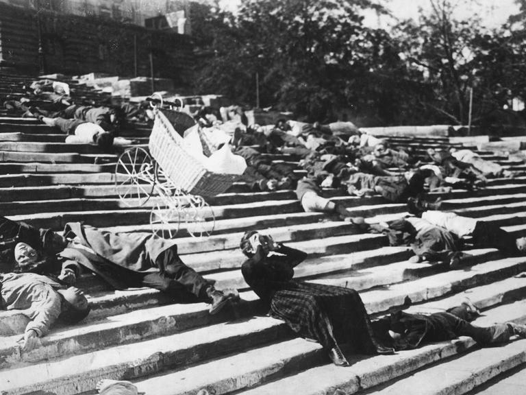 Schwarz-Weiß-Szene aus dem Stummfilm "Panzerkreuzer Potemkin": Auf der Treppe von Odessa liegen zahlreiche niedergeschossene Menschen, zwischen ihnen rollt ein unbeaufsichtiger Kinderwagen die Treppe herunter