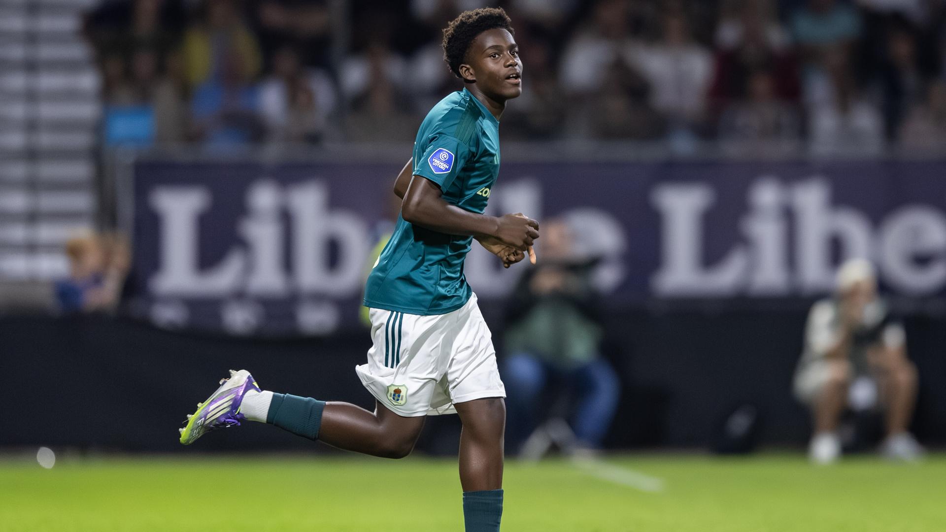 Der Fußballspieler Jadiel Pereira da Gama läuft auf dem Rasen. Der Fußballspieler Jadiel Pereira da Gama läuft auf dem Rasen.