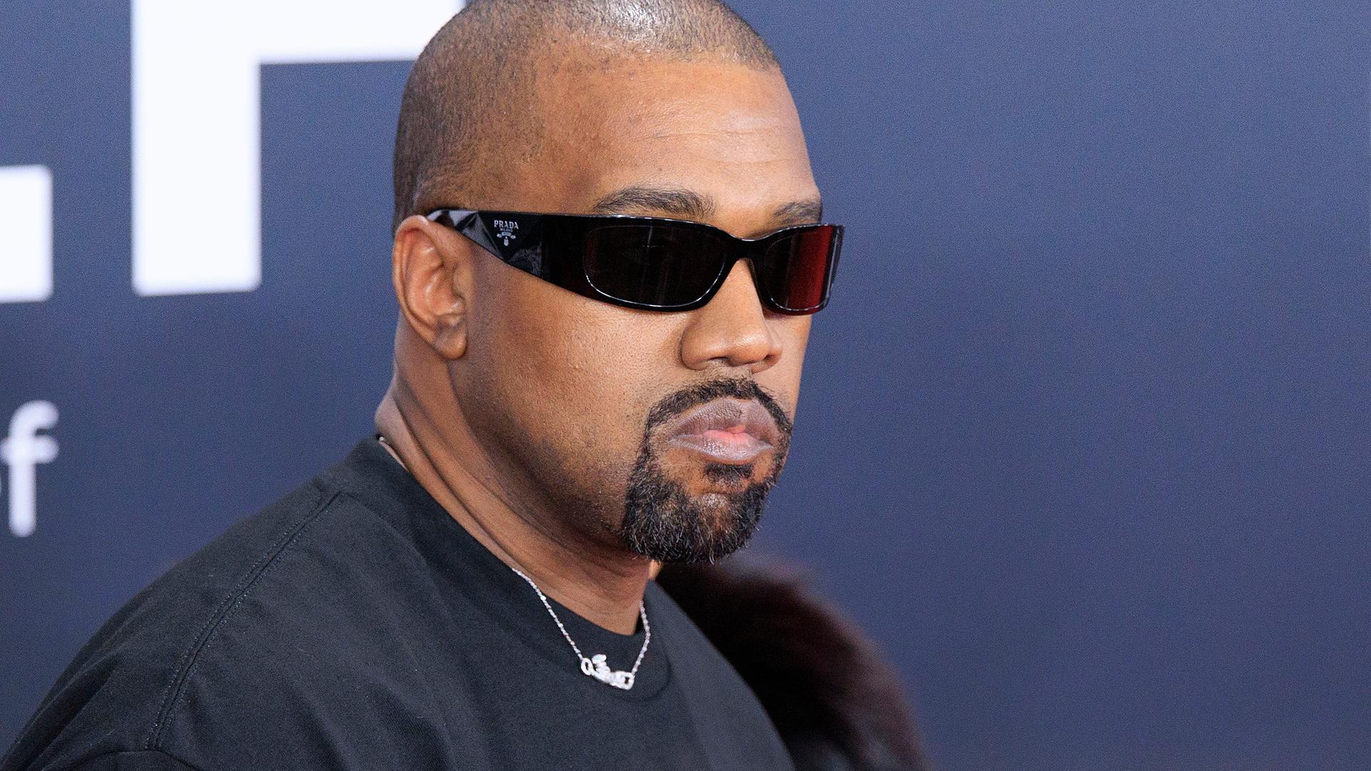 US-Rapper und Musik-Produzent Kanye West trägt eine Sonnenbrille und Kette