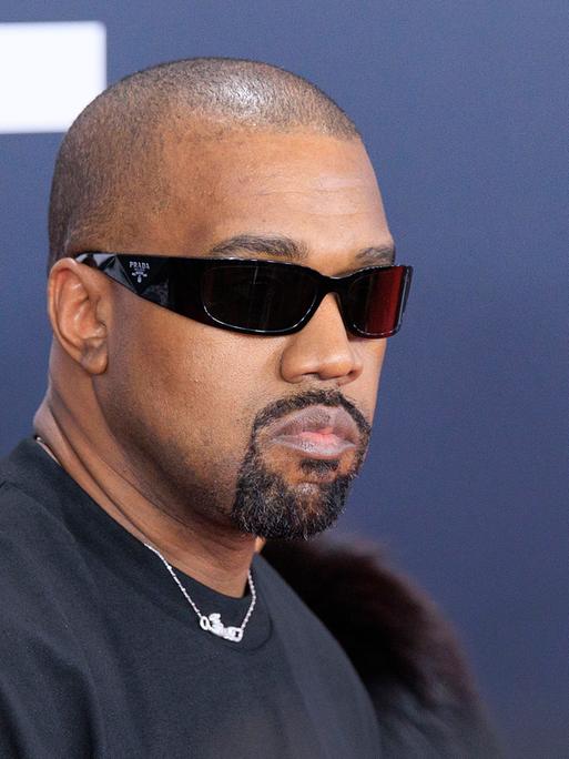 US-Rapper und Musikproduzent Kanye West trägt eine Sonnenbrille und Kette