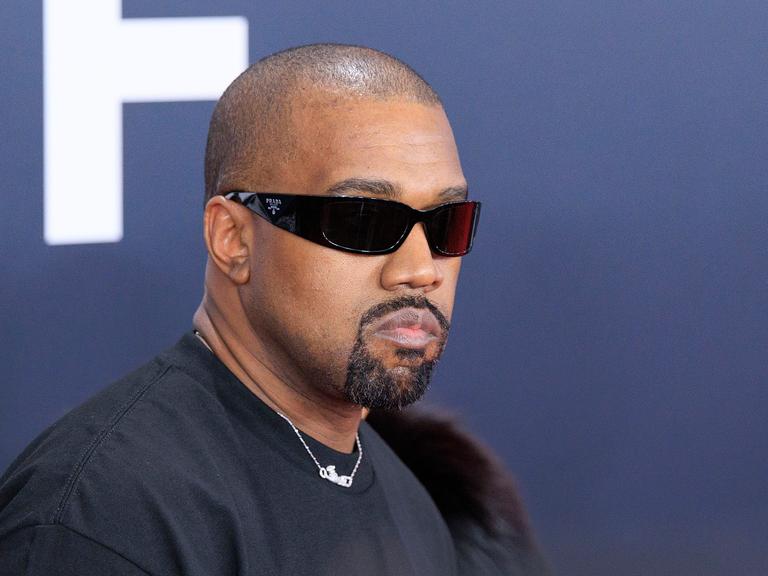US-Rapper und Musikproduzent Kanye West trägt eine Sonnenbrille und Kette