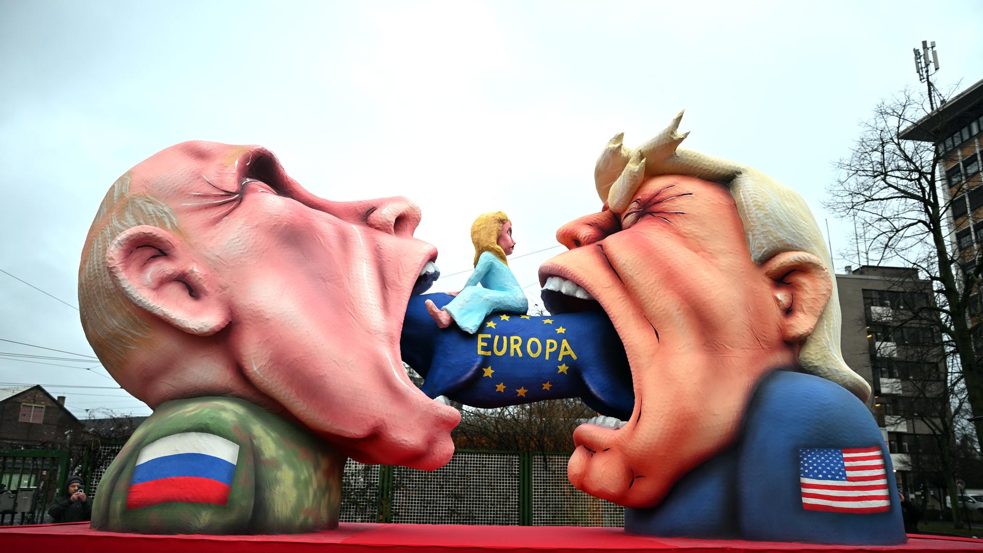 Ein Mottowagen mit Putin und Trump, die versuchen Europa zu fressen, fährt aus der Wagenbauhalle. 