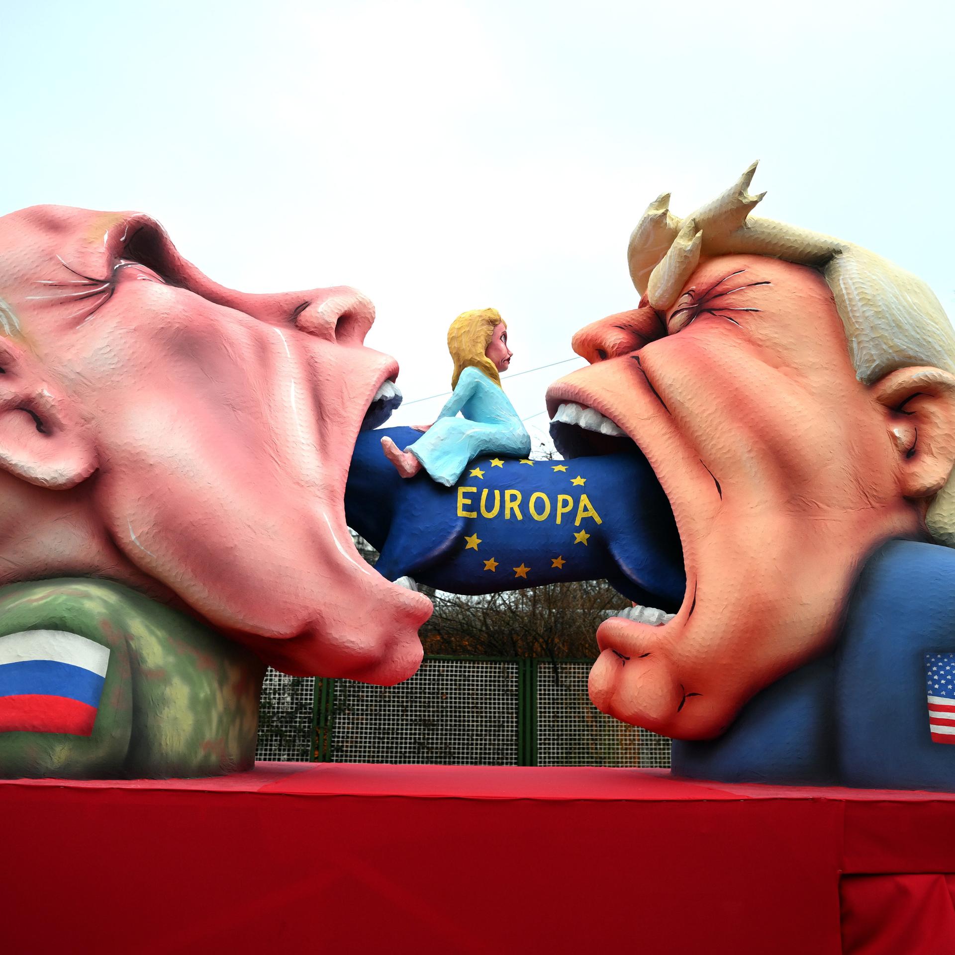 Ein Mottowagen mit Putin und Trump, die versuchen Europa zu fressen fährt aus der Wagenbauhalle. 