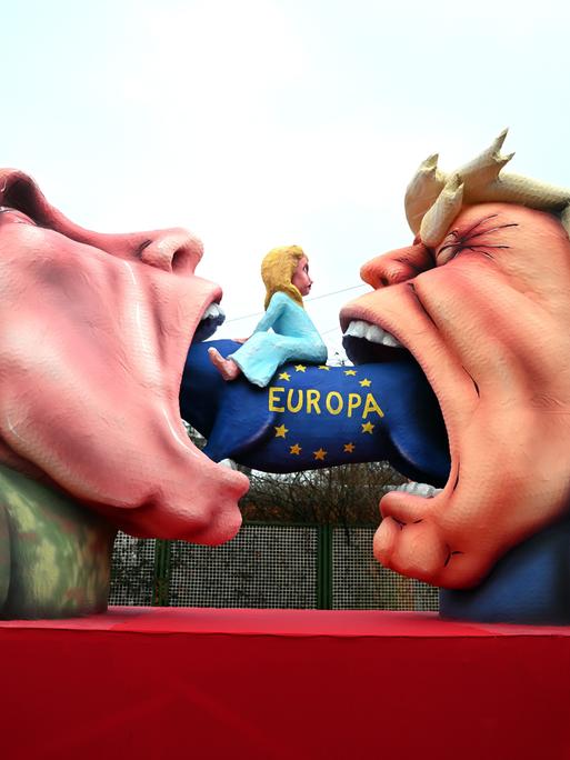 Ein Mottowagen mit Putin und Trump, die versuchen Europa zu fressen, fährt aus der Wagenbauhalle. 