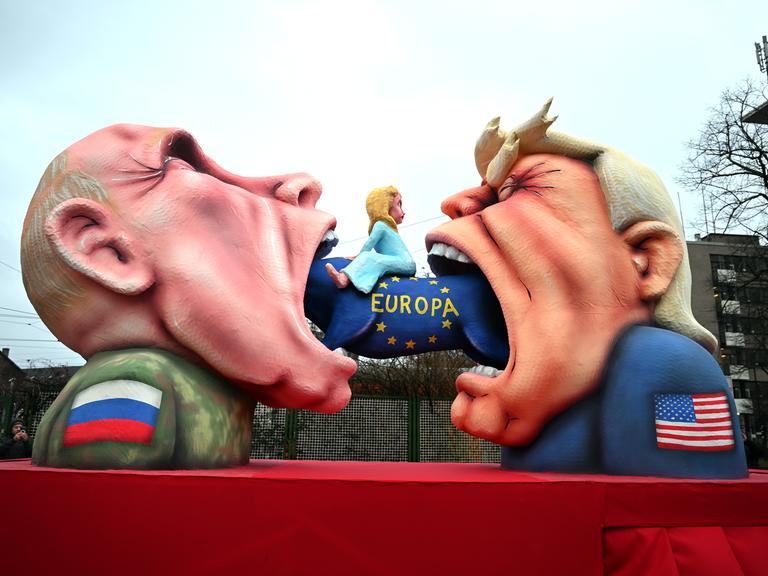 Ein Mottowagen mit Putin und Trump, die versuchen Europa zu fressen, fährt aus der Wagenbauhalle. 