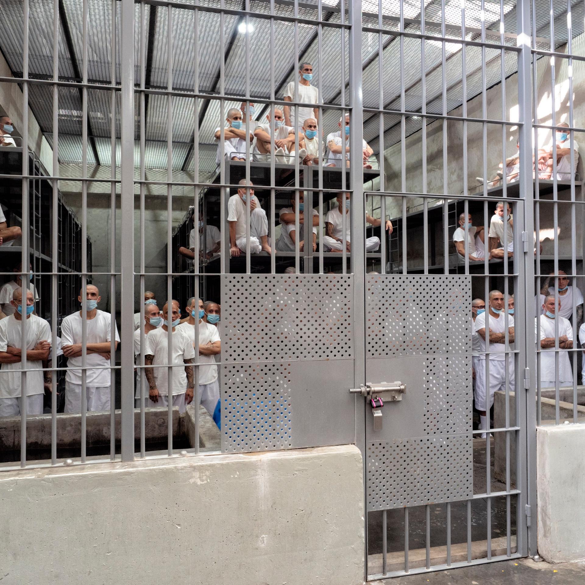 El Salvador, Toluca: Bandenmitglieder stehen in ihrer Zelle in der Hochsicherheits-Strafanstalt "Zentrum zur Zwangsunterbringung von Terrorismus" (Cecot). 