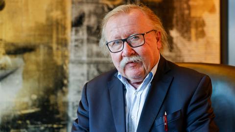 Peter Sloterdijk, Philosoph, Kulturwissenschaftler und Publizist, trägt einen Anzug. In der Jackentasche steckt ein roter Kugelschreiber.