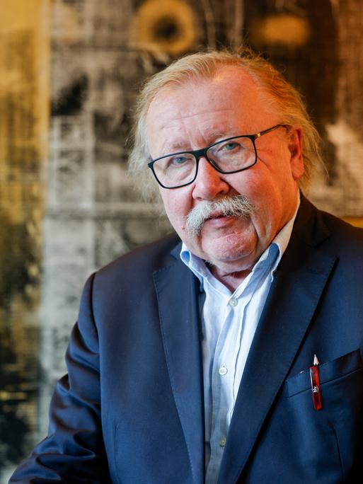 Peter Sloterdijk, Philosoph, Kulturwissenschaftler und Publizist, trägt einen Anzug. In der Jackentasche steckt ein roter Kugelschreiber.