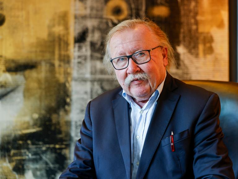 Peter Sloterdijk, Philosoph, Kulturwissenschaftler und Publizist, trägt einen Anzug. In der Jackentasche steckt ein roter Kugelschreiber.