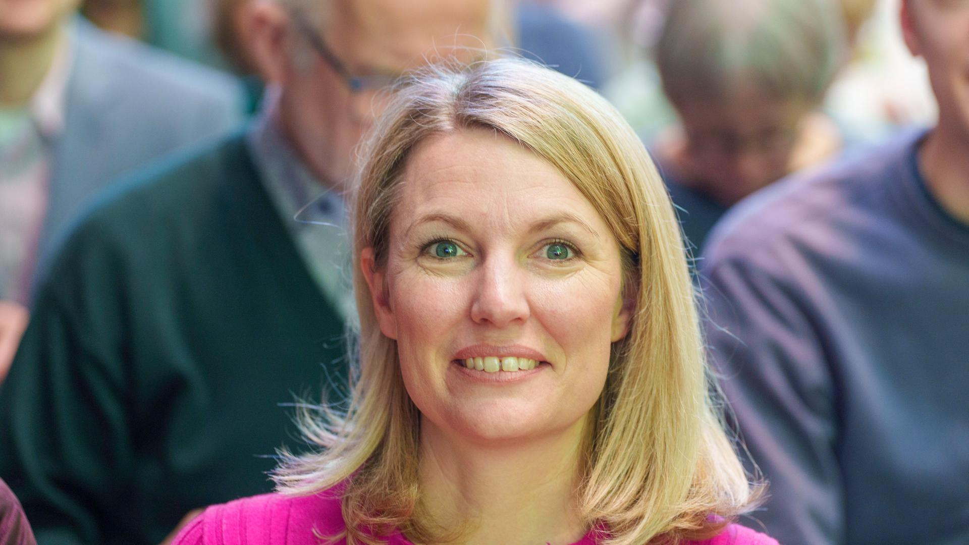 Hessens bisherige Grünen-Chefin Kathrin Anders lächelt. 
