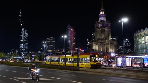 Nächtliches Leben in Warschau. Blick auf den Kulturpalast, umgeben von Wolkenkratzern