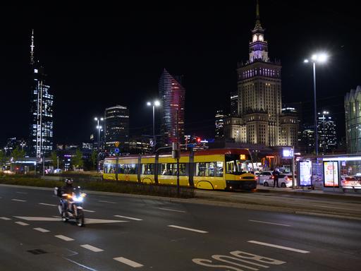 Nächtliches Leben in Warschau. Blick auf den Kulturpalast, umgeben von Wolkenkratzern