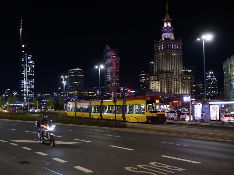 Nächtliches Leben in Warschau. Blick auf den Kulturpalast, umgeben von Wolkenkratzern