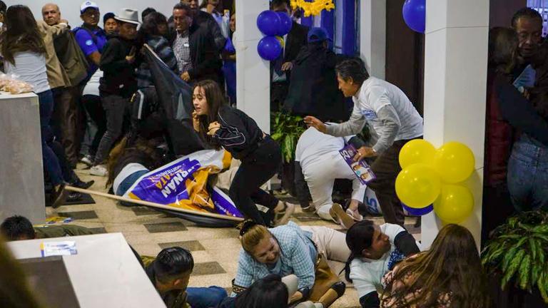 Anhänger des Präsidentschaftskandidaten Fernando Villavicencio gehen in Deckung bei Schüssen am Ende einer Wahlkampfkundgebung des ecuadorianischen Präsidentschaftskandidaten Fernando Villavicencio vor einer Schule in Quito, Ecuador. Anhänger des Präsidentschaftskandidaten Fernando Villavicencio gehen in Deckung bei Schüssen am Ende einer Wahlkampfkundgebung des ecuadorianischen Präsidentschaftskandidaten Fernando Villavicencio vor einer Schule in Quito, Ecuador.
