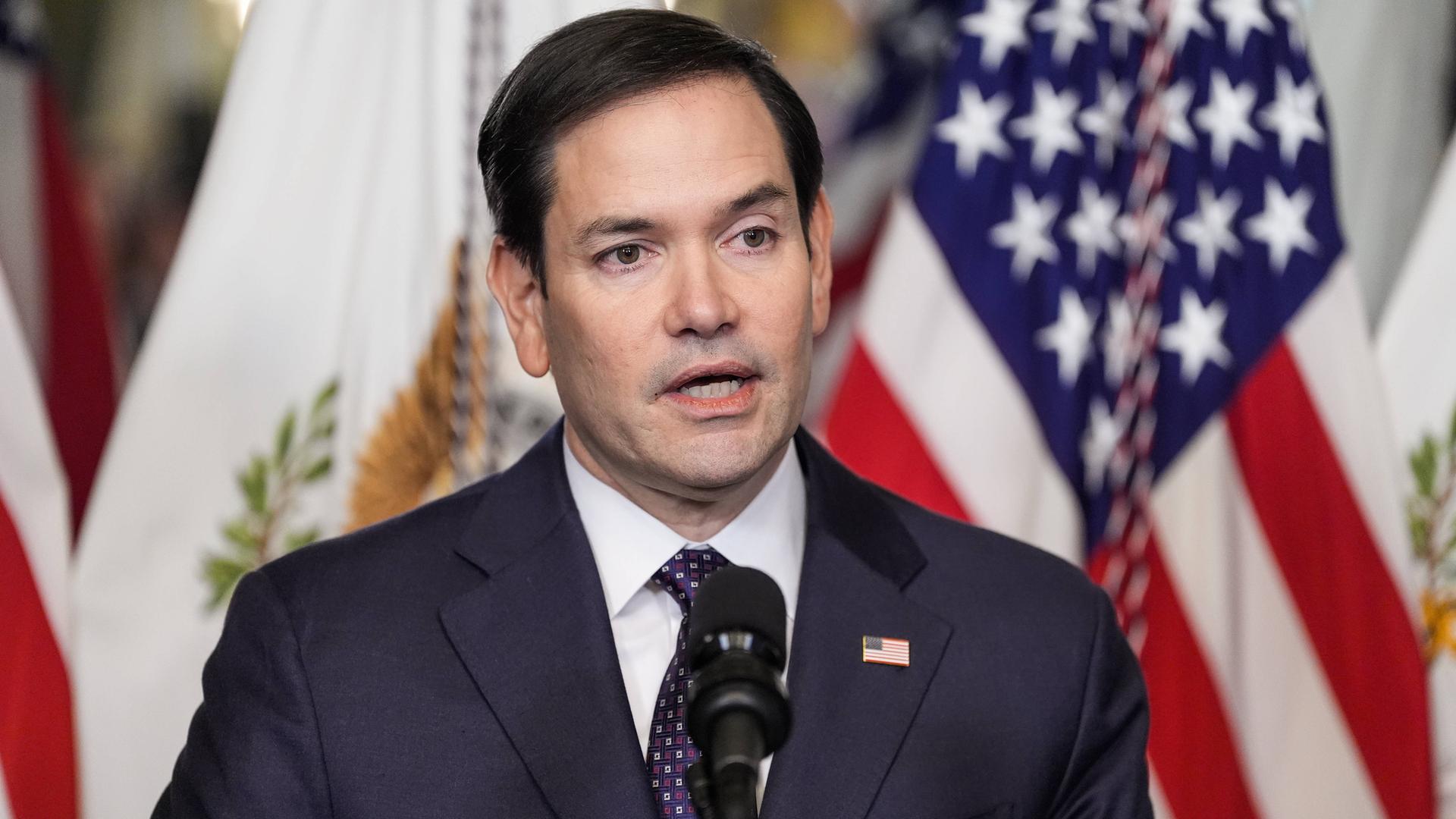 Der amerikanische Außenminister Marco Rubio vor einer US-Flagge Der amerikanische Außenminister Marco Rubio vor einer US-Flagge