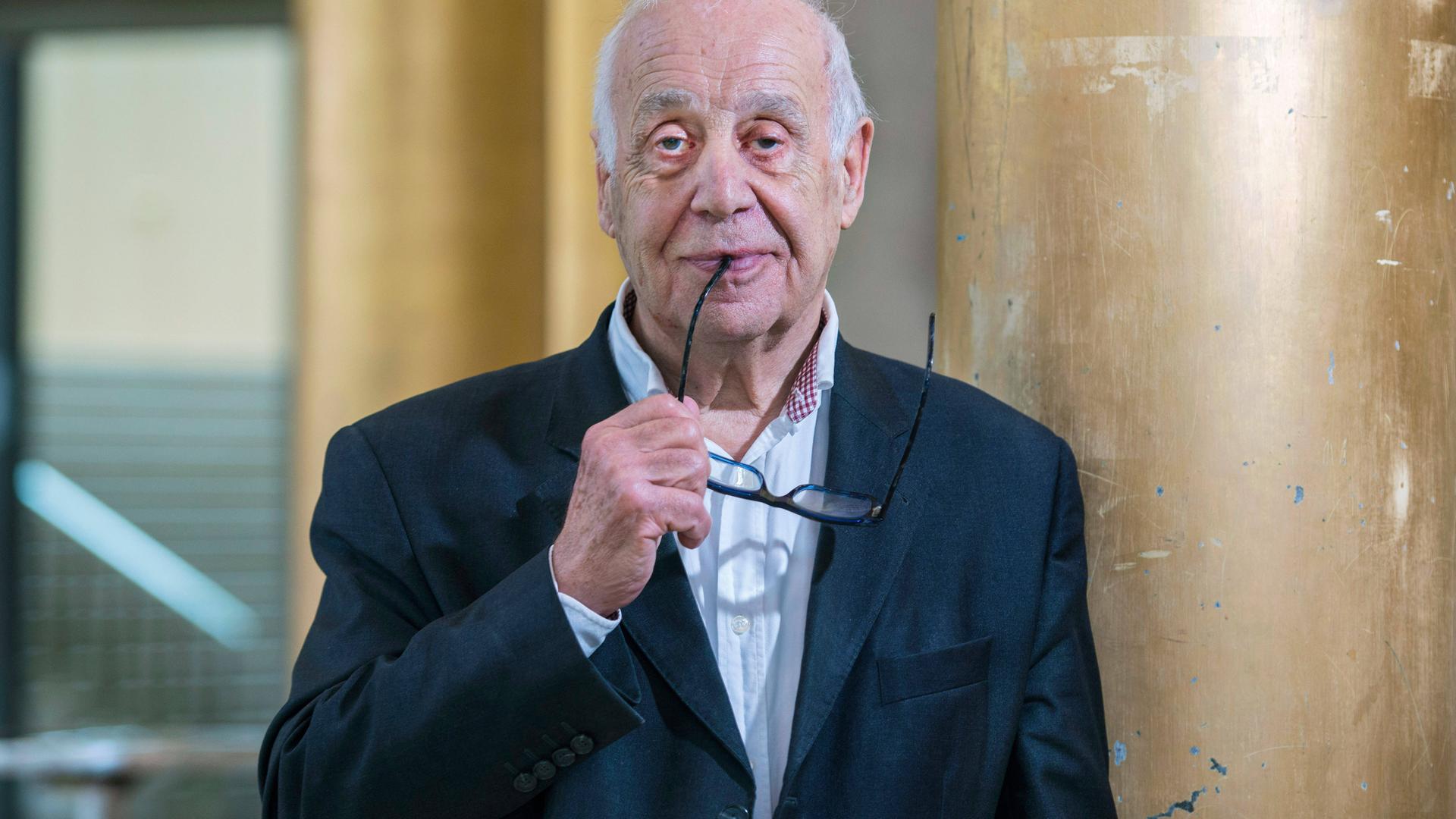 Der Schweizer Soziologe und Globalisierungskritiker Jean Ziegler blickt in die Kamera, seine Brille hält er schräg vor seinen Mund. Der Schweizer Soziologe und Globalisierungskritiker Jean Ziegler blickt in die Kamera, seine Brille hält er schräg vor seinen Mund.