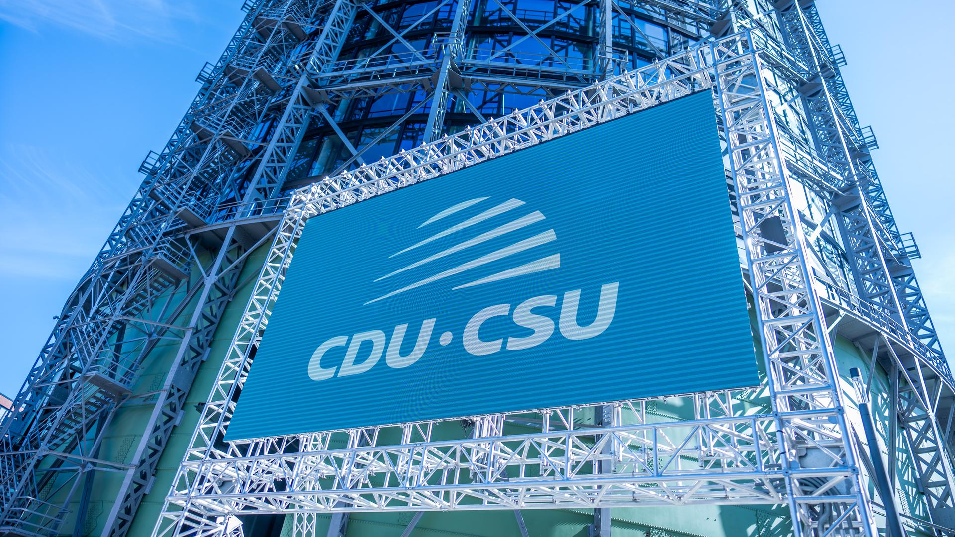 Das Logo der CDU/CSU Fraktion im Bundestag, ist vor Beginn der zweitägigen Klausur des Vorstands der CDU/CSU-Bundestagsfraktion vor dem Tagungsort am Gasometer Euref Campus aufgestellt.