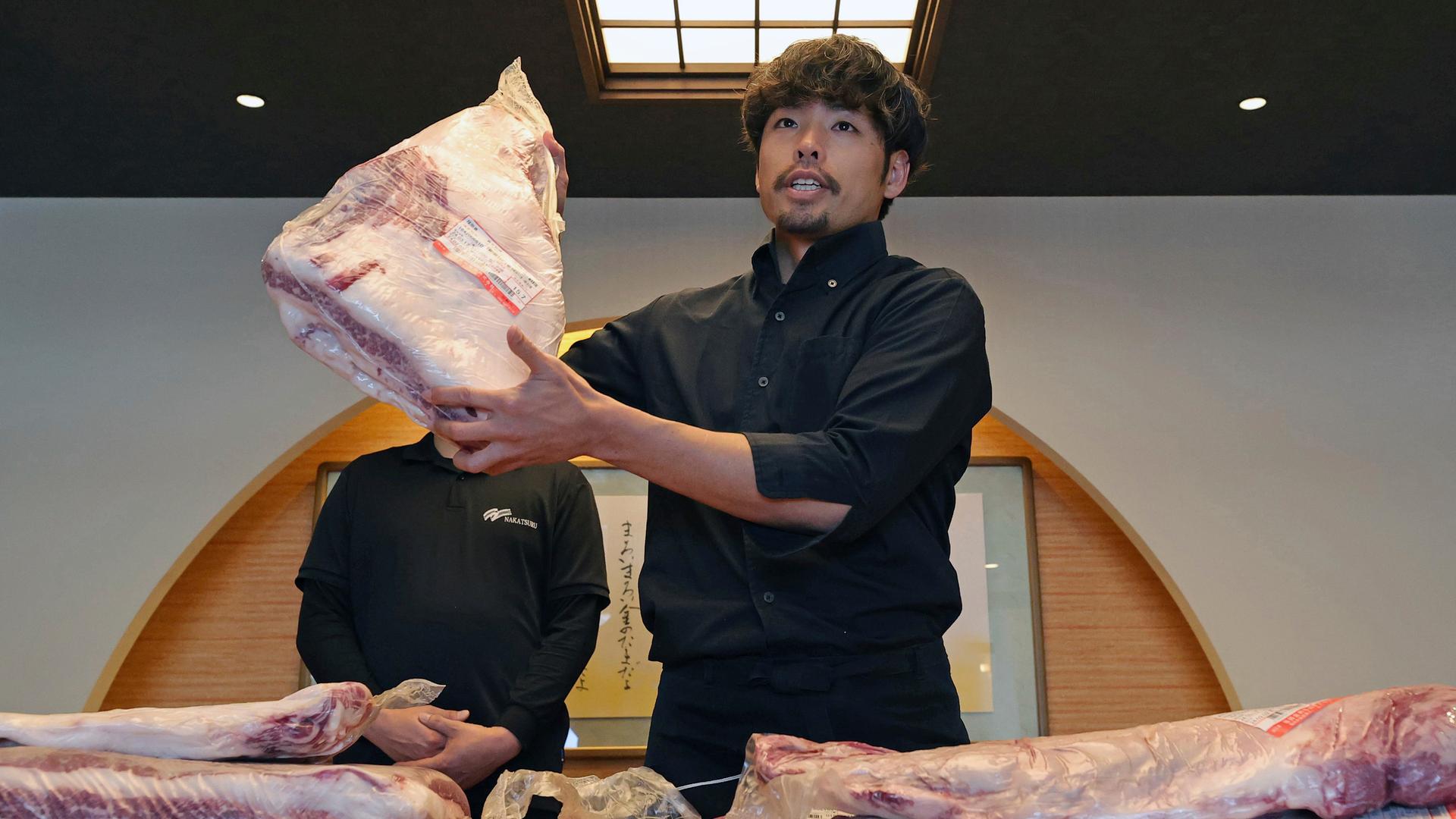 Der Chef eines Yakiniku-Restaurants (japanisches gegrilltes Fleisch) kocht Hakata Wagyu (japanisches Rindfleisch) in einem Yakiniku-Laden in Kurume. Hakata, das beliebteste Einkaufsviertel, ist nach Wagyu benannt, um für das Rindfleisch zu werben.
