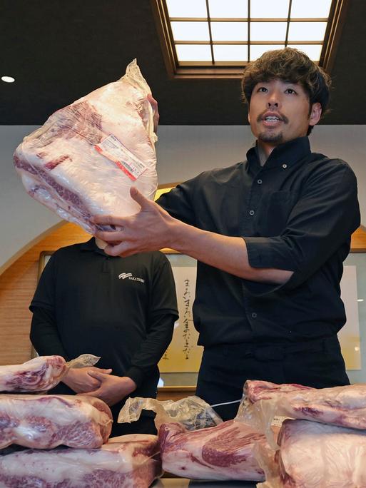 Der Chef eines Yakiniku-Restaurants (japanisches gegrilltes Fleisch) kocht Hakata Wagyu (japanisches Rindfleisch) in einem Yakiniku-Laden in Kurume. Hakata, das beliebteste Einkaufsviertel, ist nach Wagyu benannt, um für das Rindfleisch zu werben.