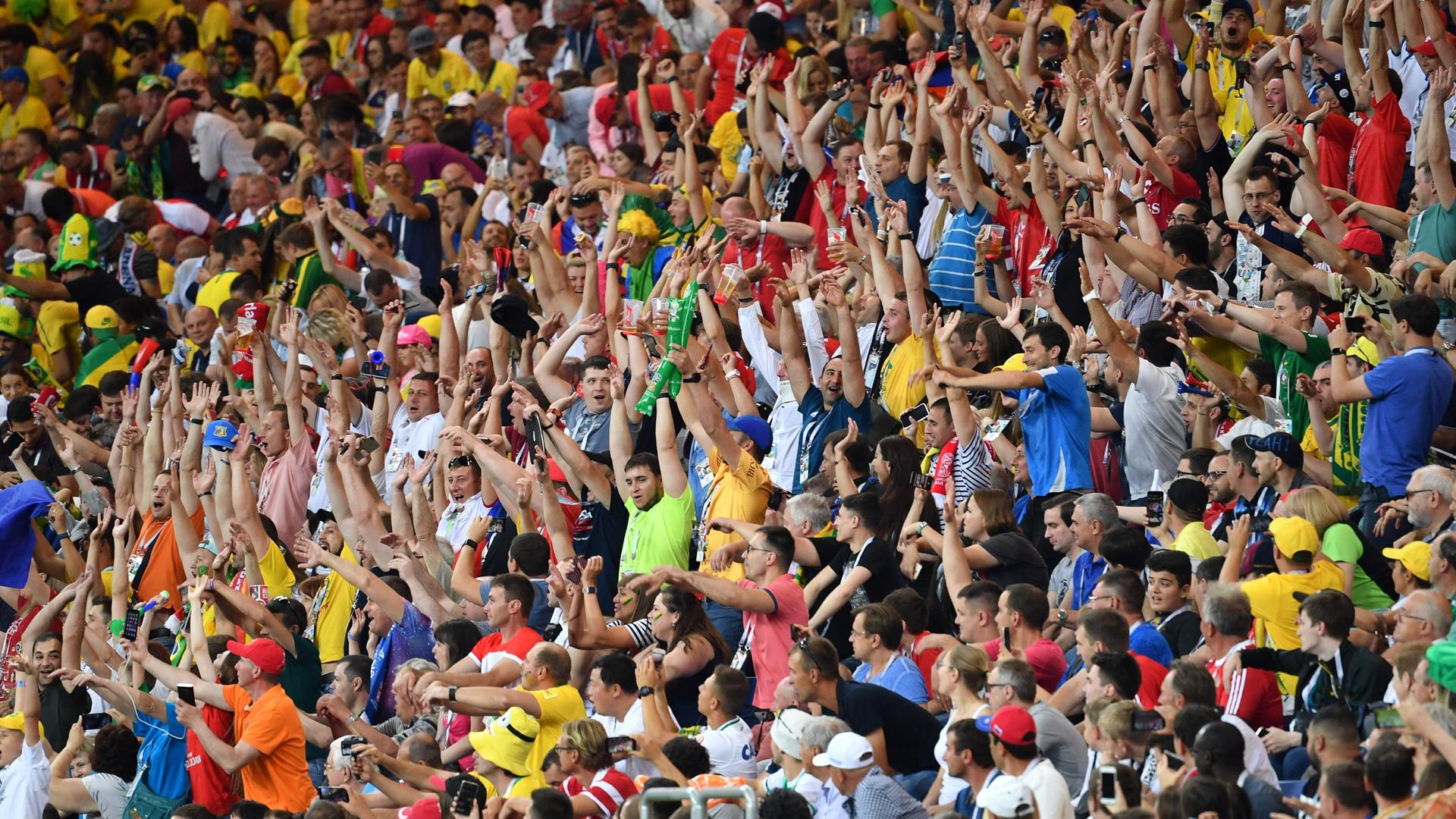 La-Ola-Welle auf der Tribüne bei einem WM-Spiel zwischen Brasilien und der Schweiz La-Ola-Welle auf der Tribüne bei einem WM-Spiel zwischen Brasilien und der Schweiz