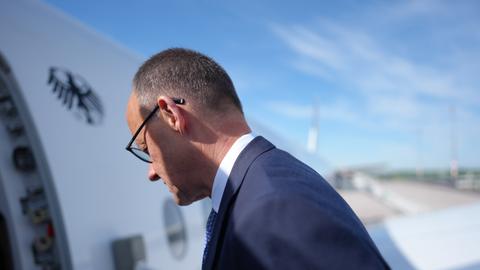 Bundeskanzler Merz steigt in das Flugzeug der Flugbereitschaft. Er reist zu Antrittsbesuchen nach Paris und Warschau.