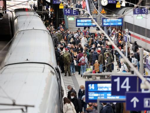 Volle Bahnsteige: Zahlreiche Reisende steigen am Hamburger Hauptbahnhof in einen Zug