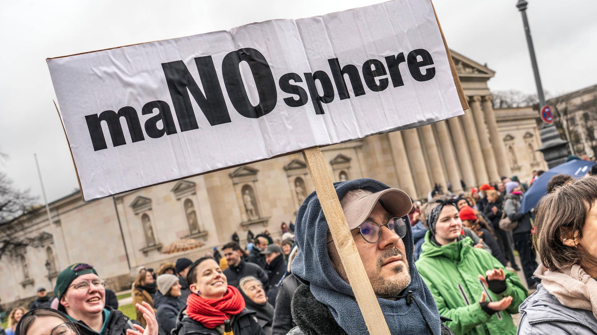 Auf einem Plakat bei einer Demonstration in München gegen sexualisierte Gewalt steht "maNOsphere"