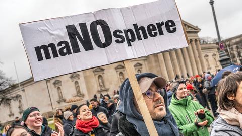 Auf einem Plakat bei einer Demonstration in München gegen sexualisierte Gewalt steht "maNOsphere" Auf einem Plakat bei einer Demonstration in München gegen sexualisierte Gewalt steht "maNOsphere"