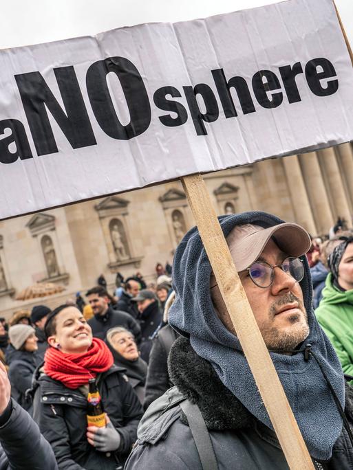 Auf einem Plakat bei einer Demonstration in München gegen sexualisierte Gewalt steht "maNOsphere"