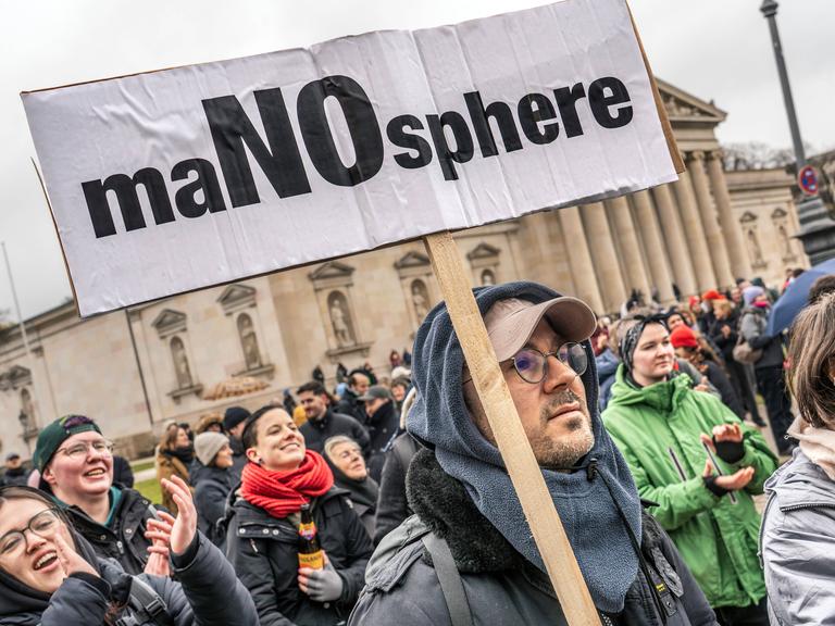 Auf einem Plakat bei einer Demonstration in München gegen sexualisierte Gewalt steht "maNOsphere"