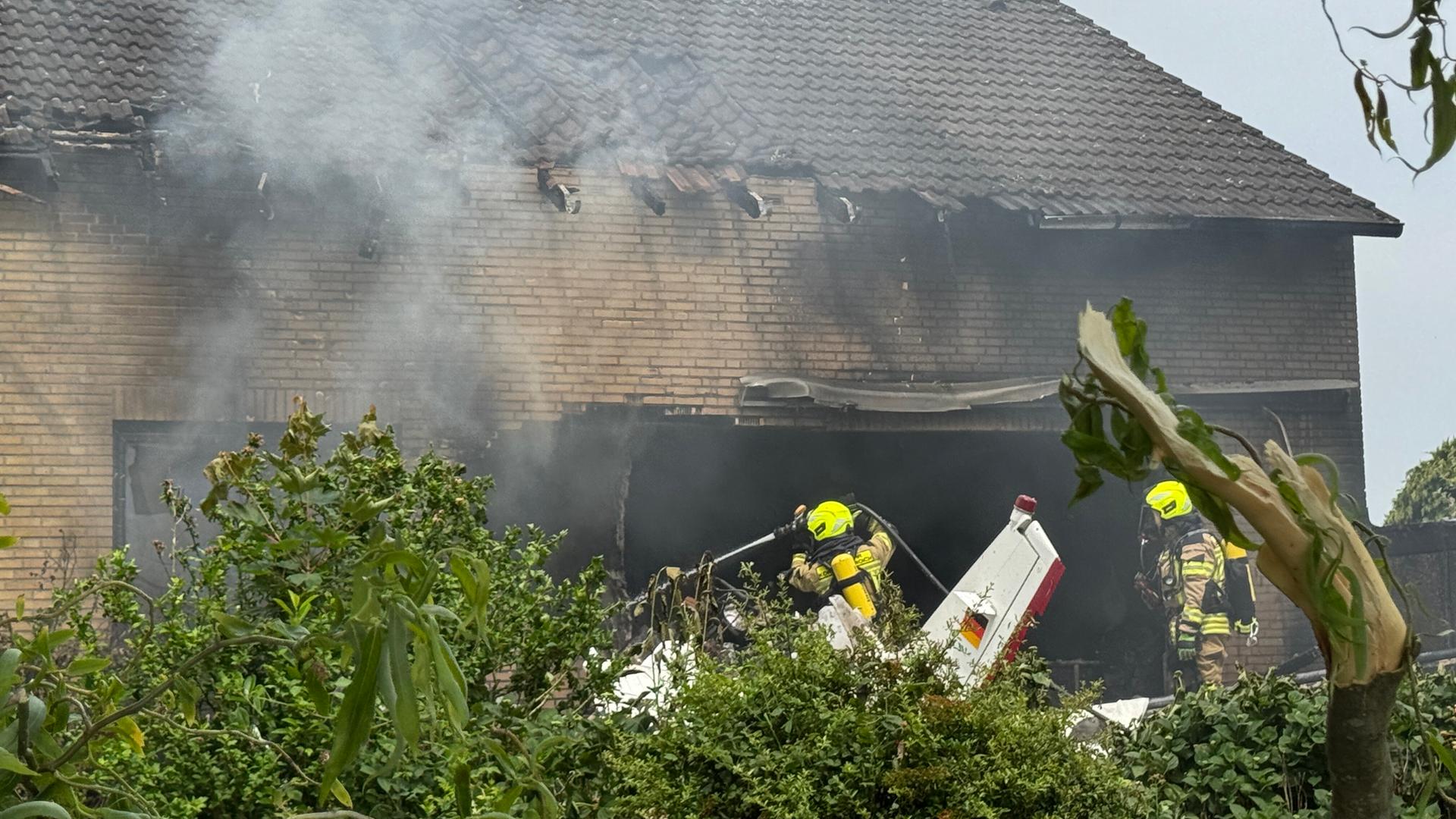 Die Feuerwehr arbeitet an der Absturzstelle in Korschenbroich, nachdem ein Kleinflugzeug in ein Wohnhaus gestürzt ist. Die Feuerwehr arbeitet an der Absturzstelle in Korschenbroich, nachdem ein Kleinflugzeug in ein Wohnhaus gestürzt ist.