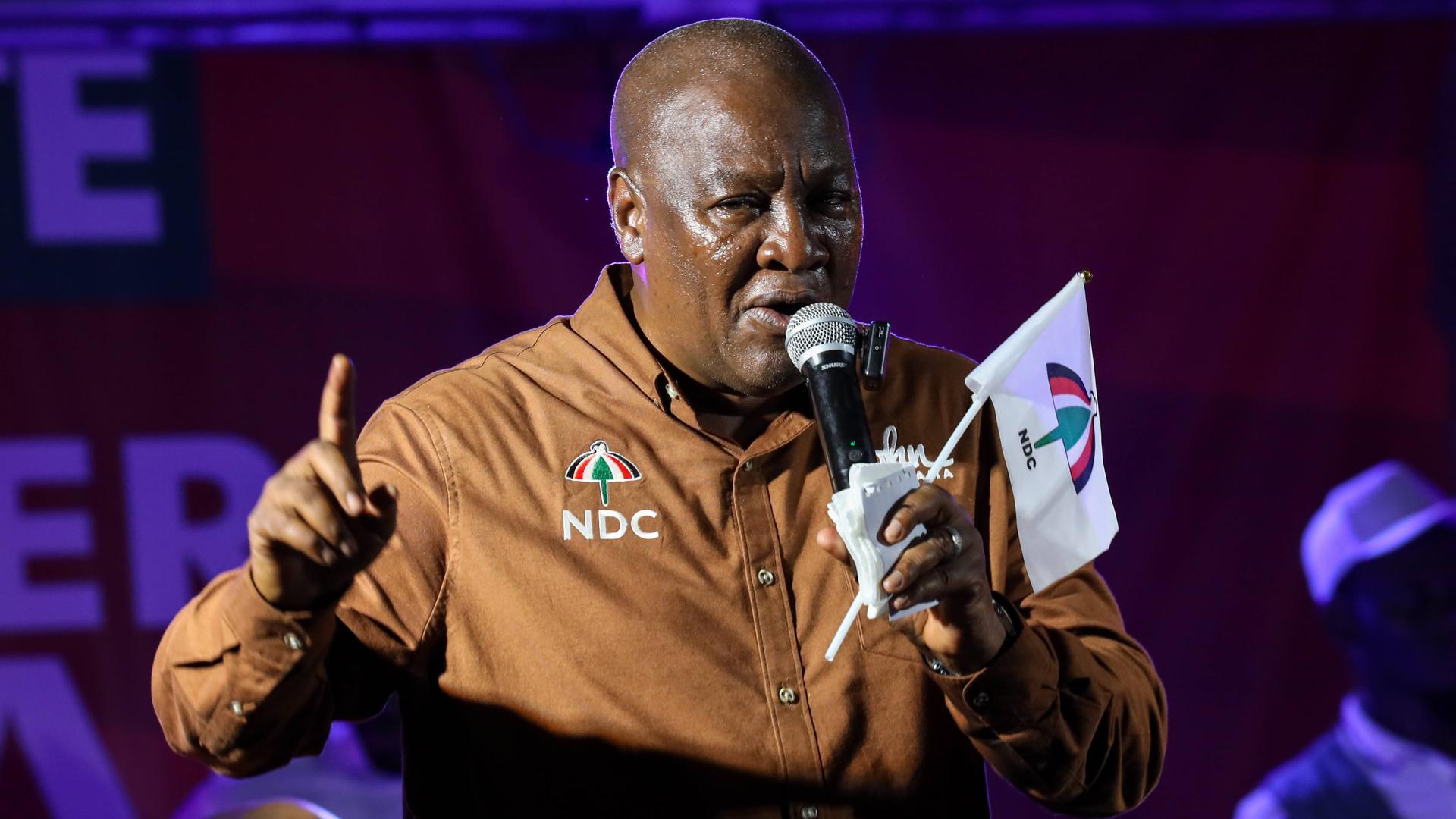 Der Oppositionskandidat Mahama spricht in ein Mikrofon und gestikuliert mit der rechten Hand. Der Oppositionskandidat Mahama spricht in ein Mikrofon und gestikuliert mit der rechten Hand.