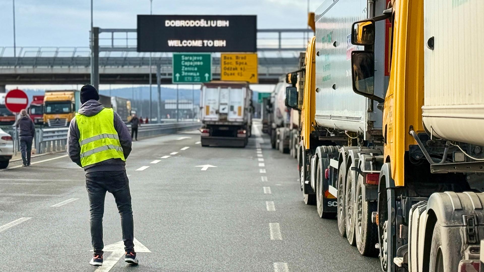 Bosnien-Herzegowina, Svilaj: Ein Mann steht neben einer Reihe von Lastwagen und Bussen auf der bosnischen Seite der Grenze zu Kroatien in Svilaj. Bosnien-Herzegowina, Svilaj: Ein Mann steht neben einer Reihe von Lastwagen und Bussen auf der bosnischen Seite der Grenze zu Kroatien in Svilaj.