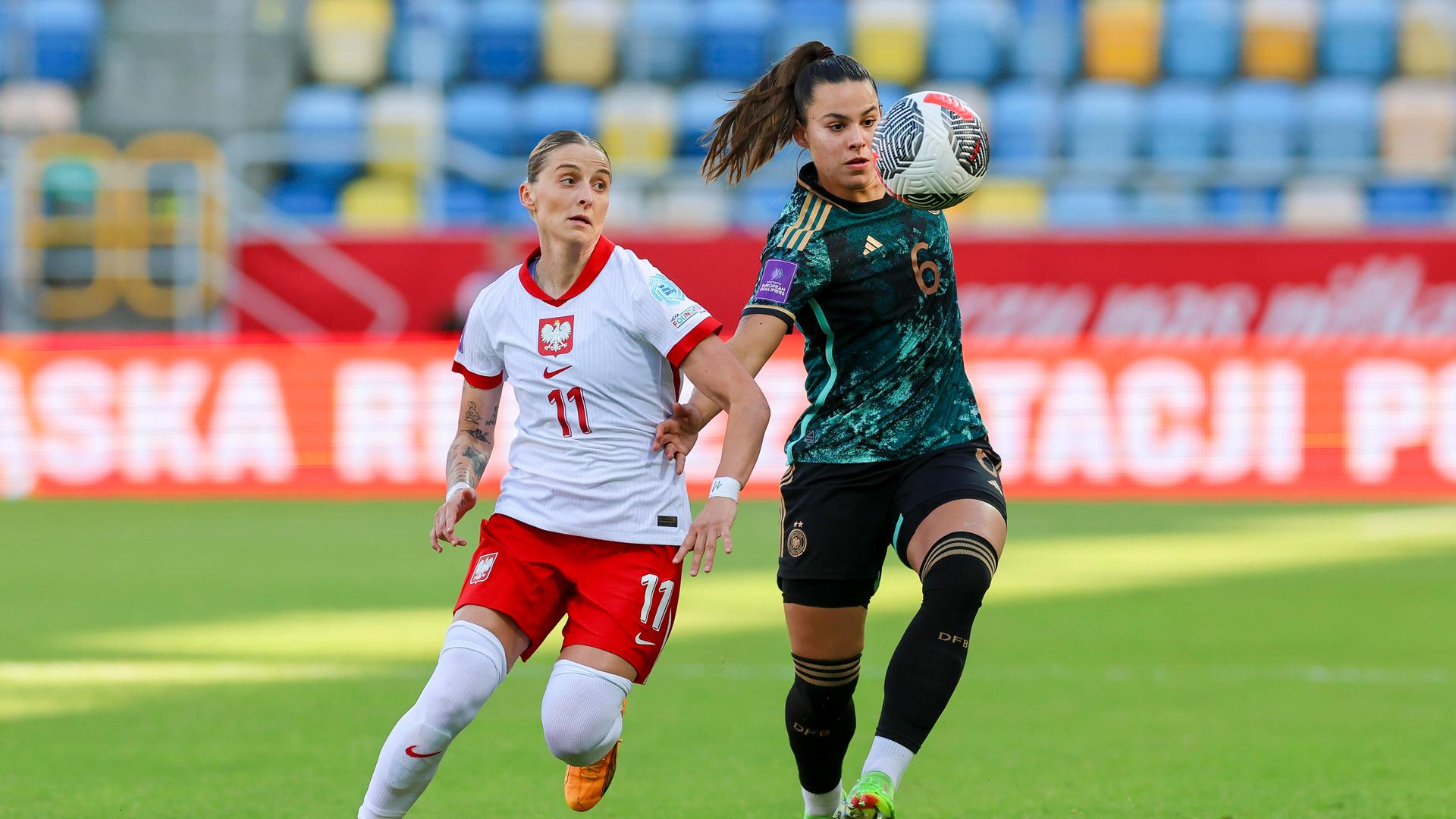 Ewelina Kamczyk (Poland) und Lena Oberdorf (Germany) kämpfen um den Ball.