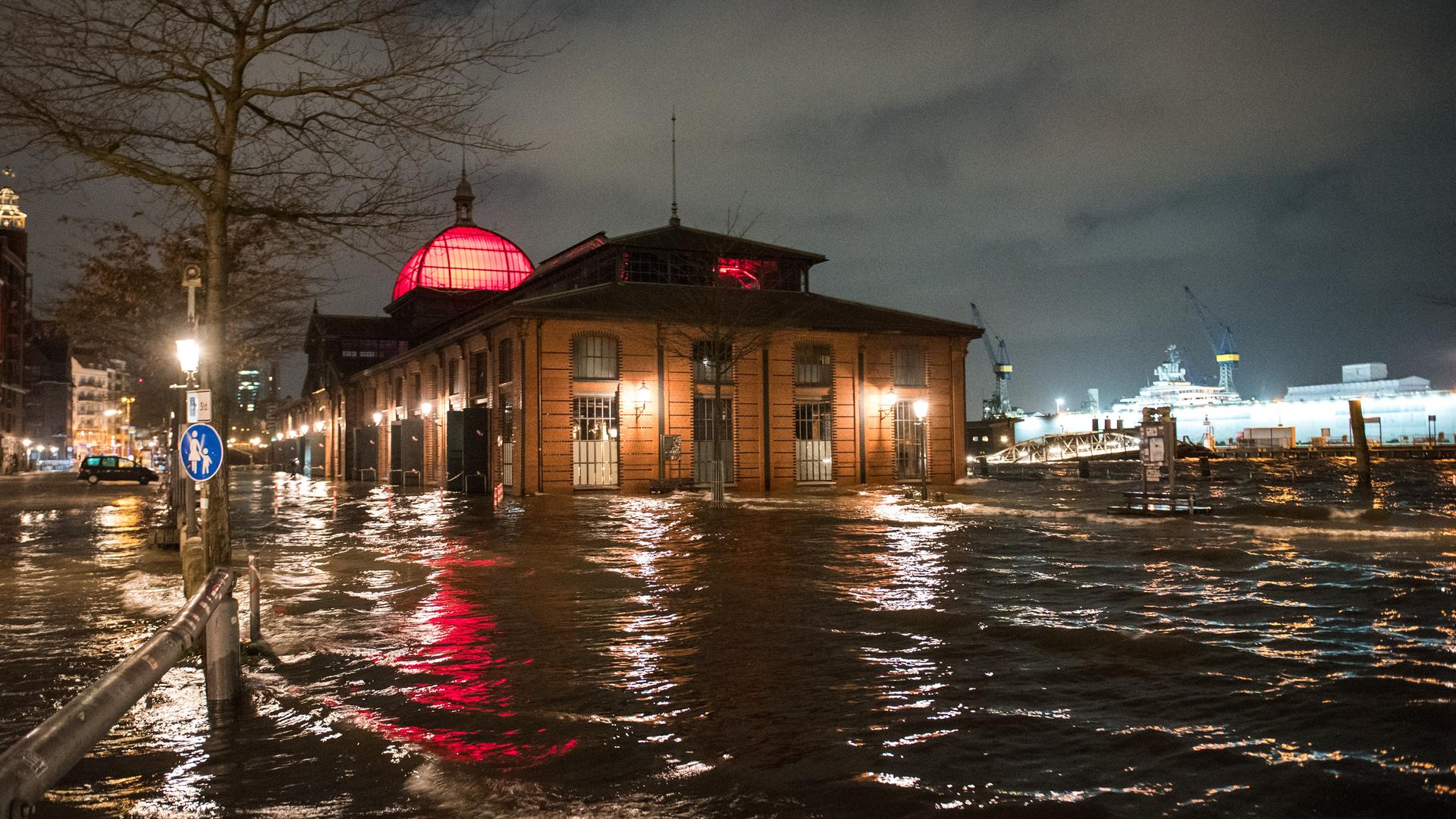 Der Hamburger Fischmarkt mit der Fischauktionshalle ist während des Sturmtiefs Ylenia überschwemmt.