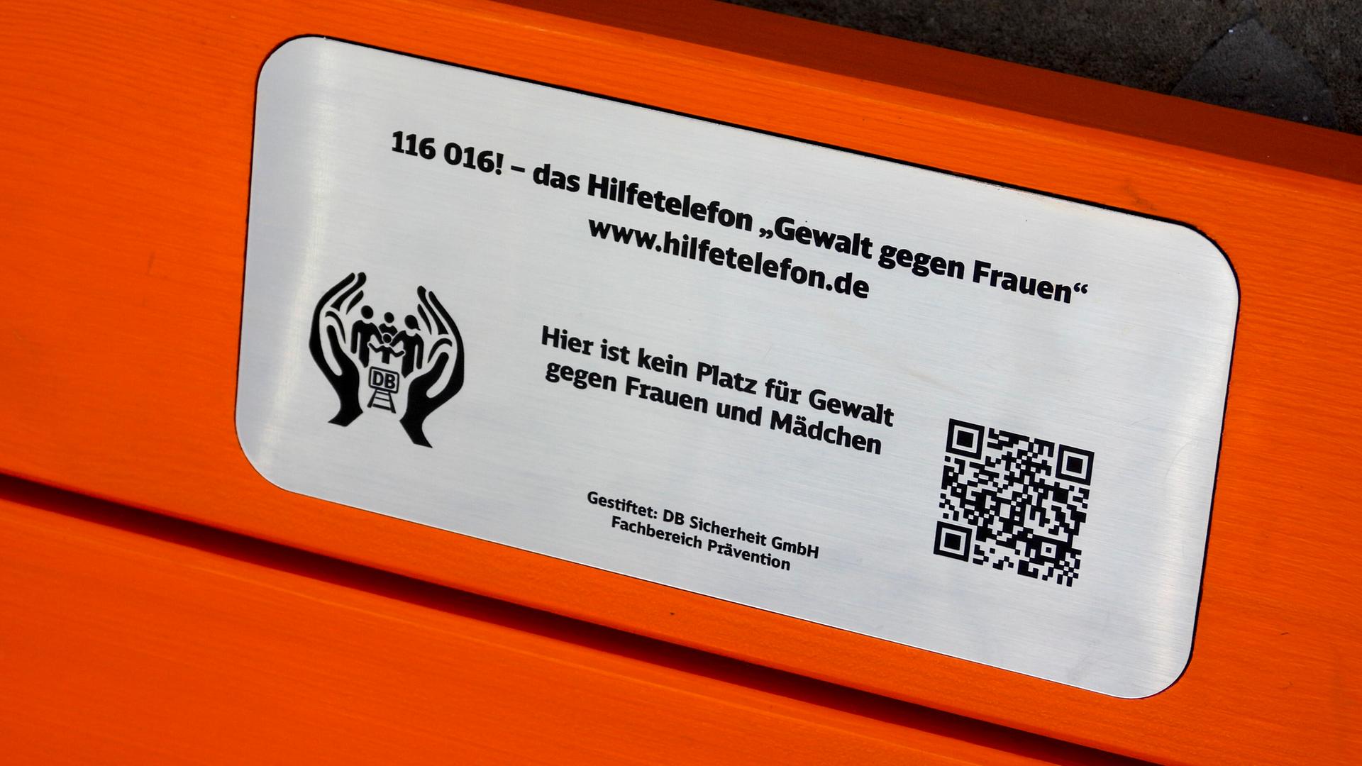 Eine orangene Bank mit Hilfstelefonnummer für Frauen steht vor dem Hamburger Damtor Bahnhof 11. Eine orangene Bank mit Hilfstelefonnummer für Frauen steht vor dem Hamburger Damtor Bahnhof 11.