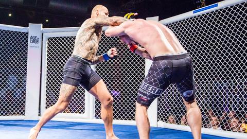 Szene aus einem MMA-Kmapf zwischen Christian Jungwirth (l.) und Mateusz Sobul in Osnabrück.