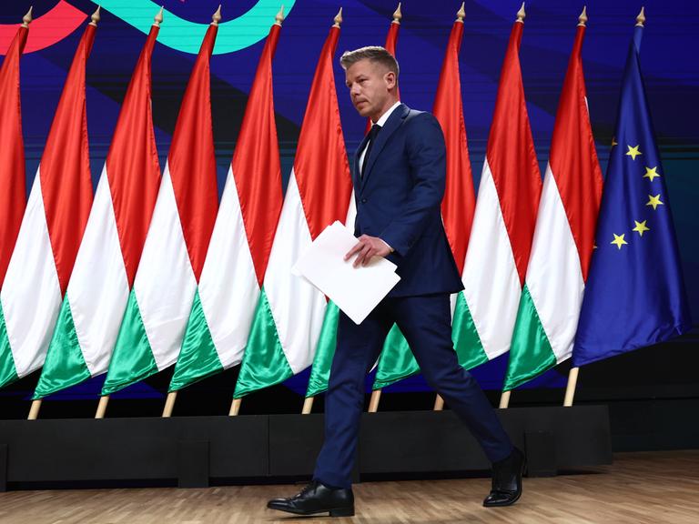 Péter Magyar tritt auf eine mit ungarischen sowie einer EU-Flagge geschmückte Bühne.