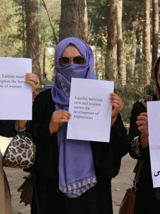 Afghanische Frauem demonstrieren in Kabul im Oktober 2021 für ihr Recht auf Bildung und Arbeit 