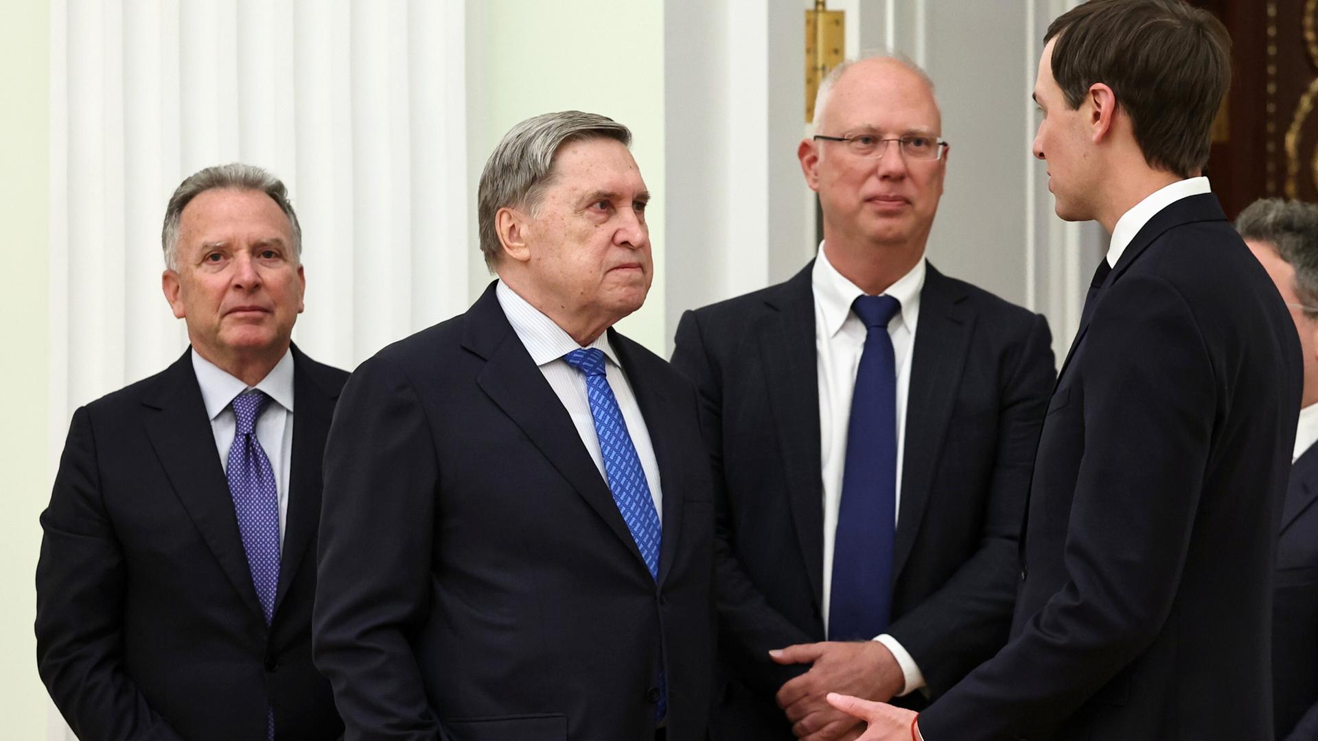 Die jeweiligen Präsidentenberater Ushakov, Dmitriev, Kushner und Witkoff stehen zusammen und unterhalten sich.