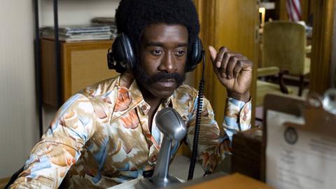 Filmstill aus: "Talk To Me", Don Cheadle als Petey Greene am Radiomikrofon. Regie: Kasi Simmons, 2007.