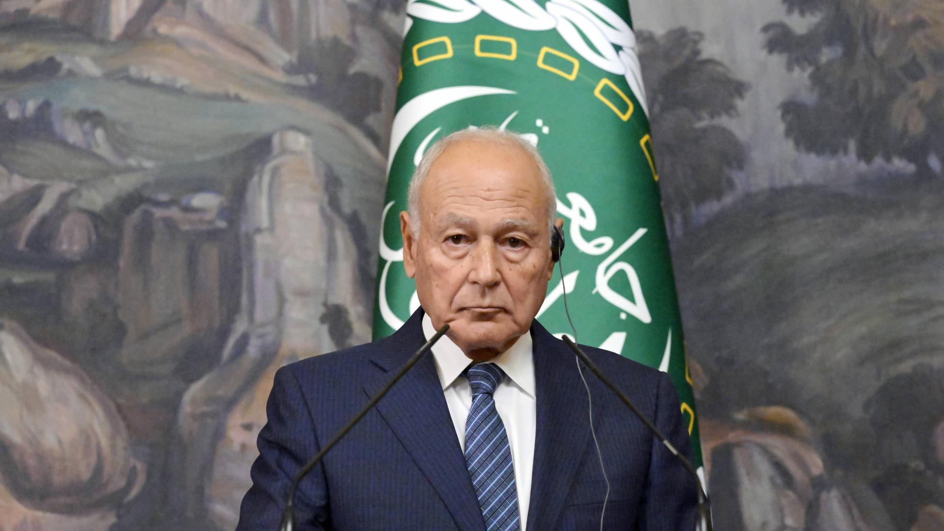 Der Generalsekretär der Arabischen Liga, Ahmed Abul Gheit, steht während einer Pressekonferenz an einem Mikrofon.