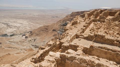 Die Überreste der Felsenfestung Masada in der Wüste von Judäa 