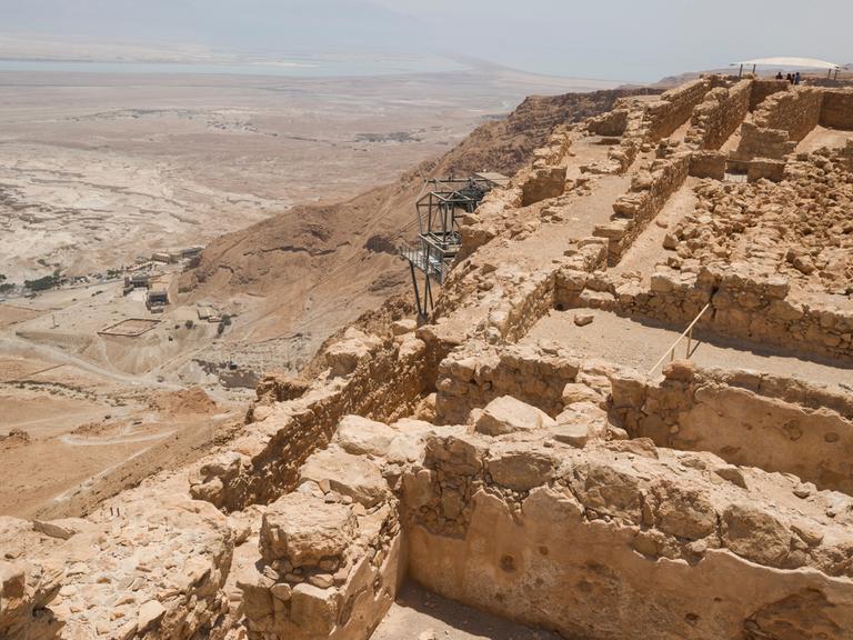 Die Überreste der Felsenfestung Masada in der Wüste von Judäa 