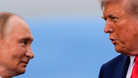 US-Präsident Trump (rechts) und Russlands Präsident Putin (links) stehen sich gegenüber und blicken sich an. 