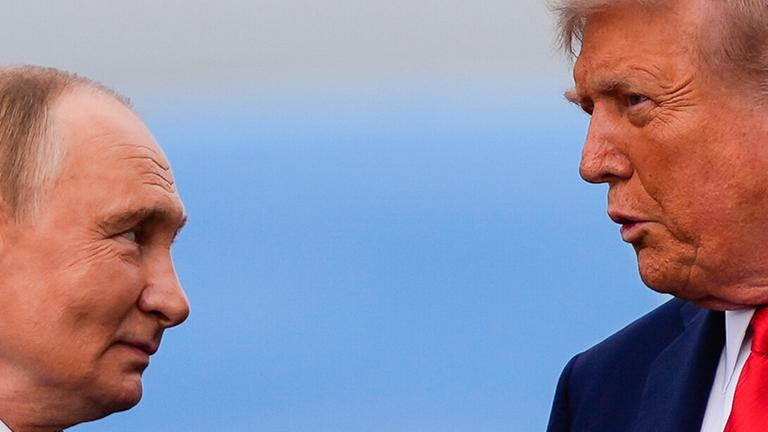 US-Präsident Trump (rechts) und Russlands Präsident Putin (links) stehen sich gegenüber und blicken sich an. 